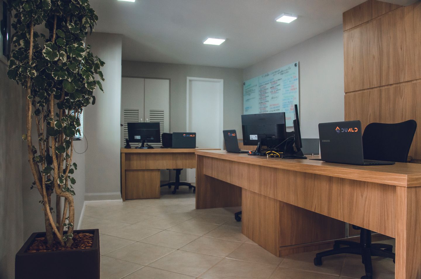 Moderner Arbeitsbereich mit Computern