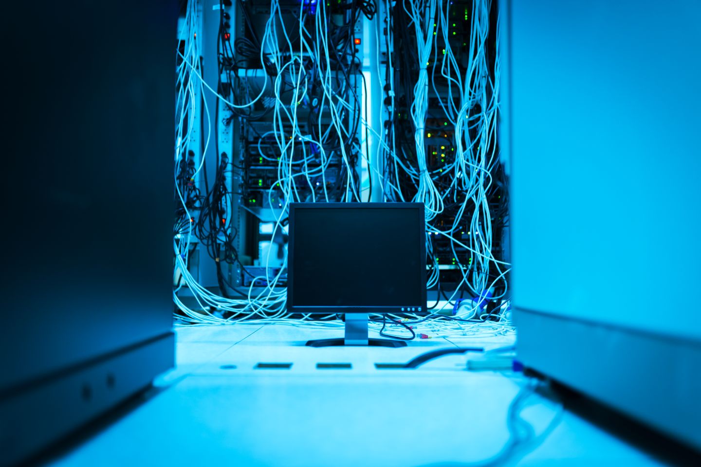 Netzwerkkabel und Monitor in einem Serverraum
