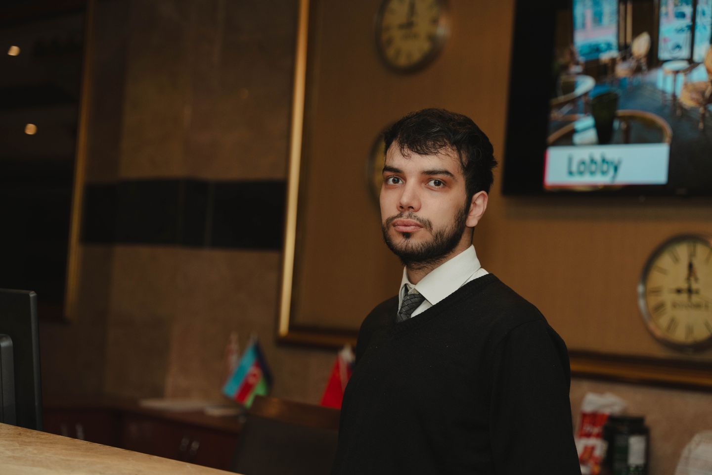 Mitarbeiter an einer Hotelrezeption