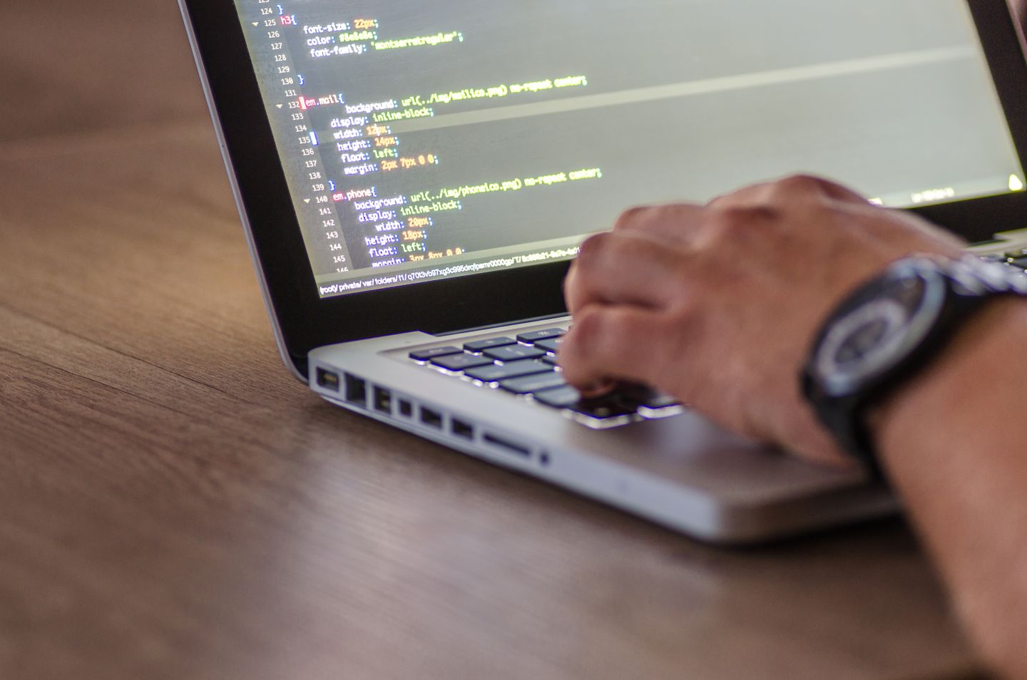 Softwarearbeit an einem Laptop