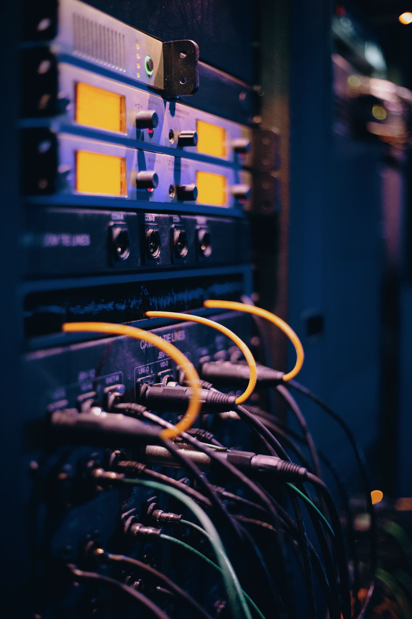 Elektronische Geräte und Kabel in der Netzwerkinfrastruktur