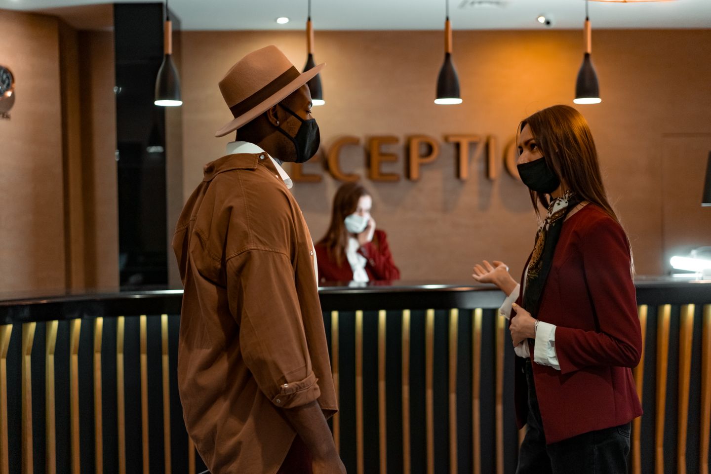 Empfang eines Gastes an der Hotelrezeption