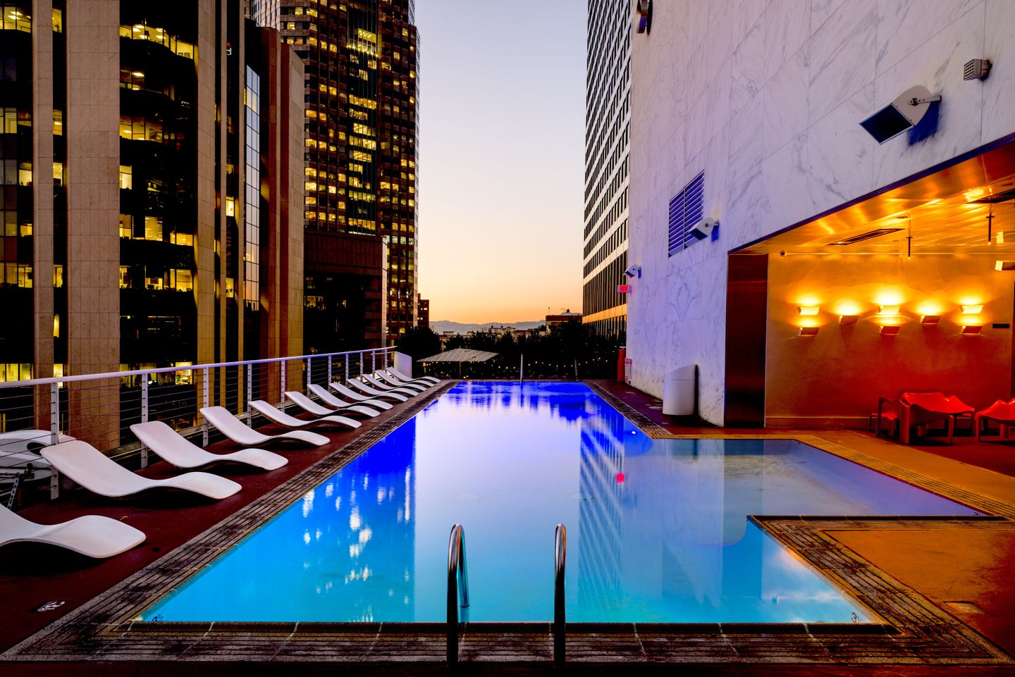 Pool und Gästebereich eines Stadthotels