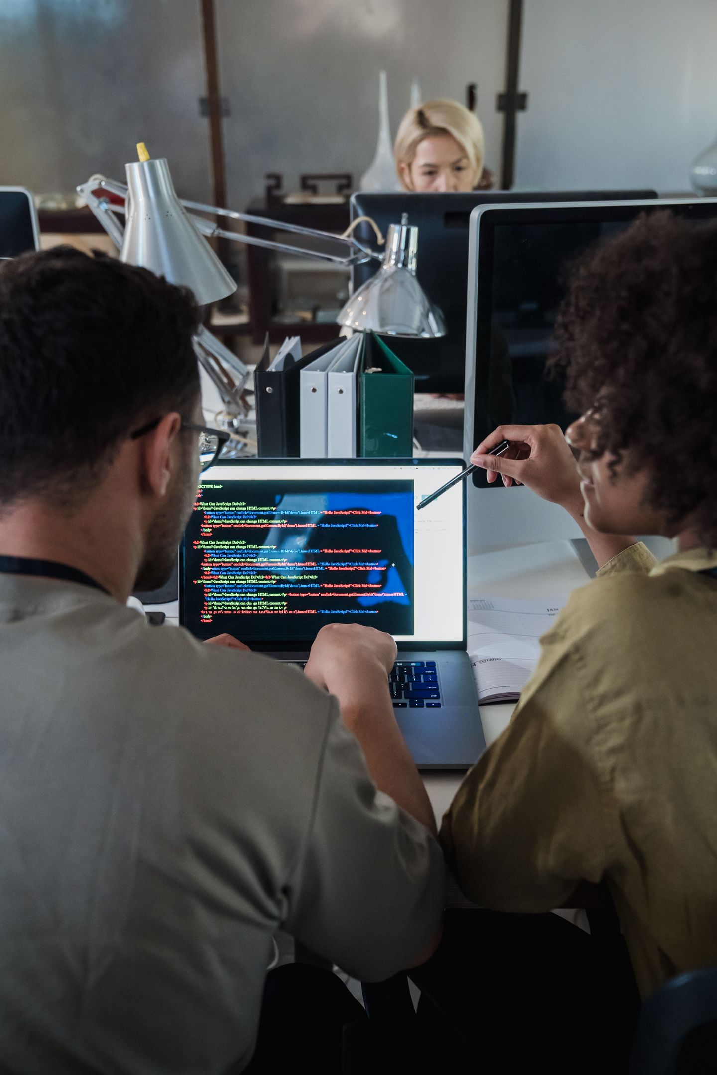 Team bei der gemeinsamen Prüfung von Softwarecode