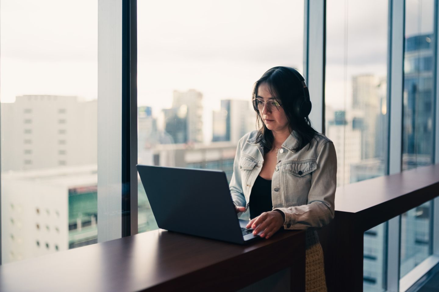 Person bei der Arbeit am Laptop im Büro