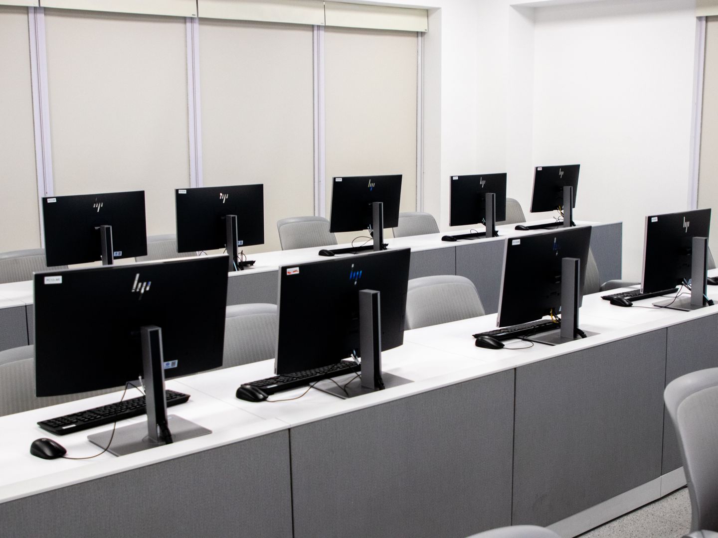Mit Computern ausgestatteter Unterrichtsraum