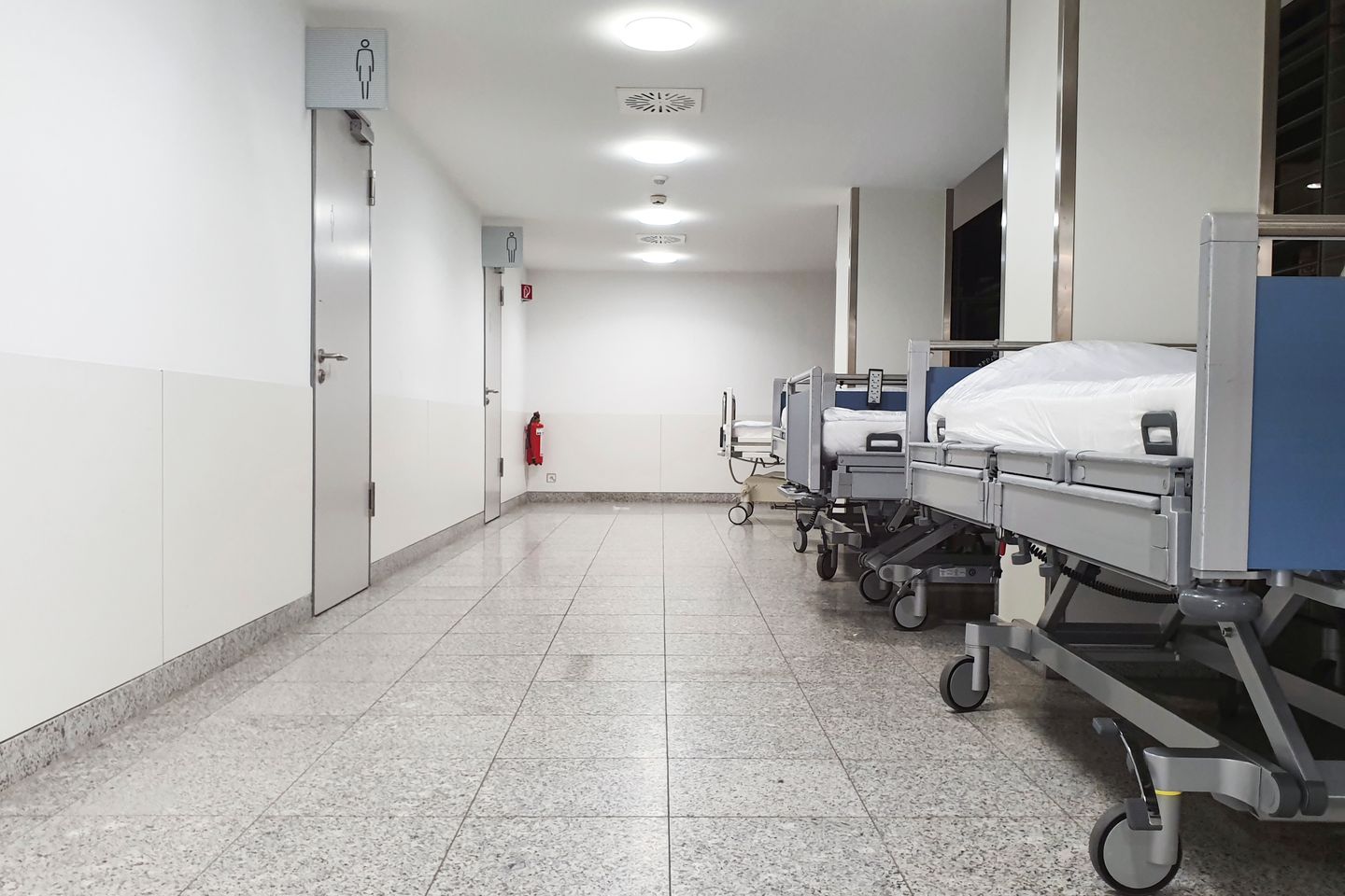 Krankenhausflur mit Patientenbetten