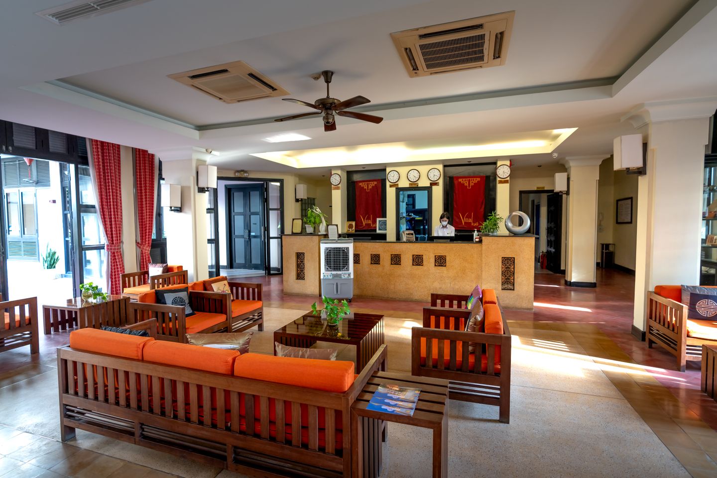 Hotelrezeption und Sitzbereich