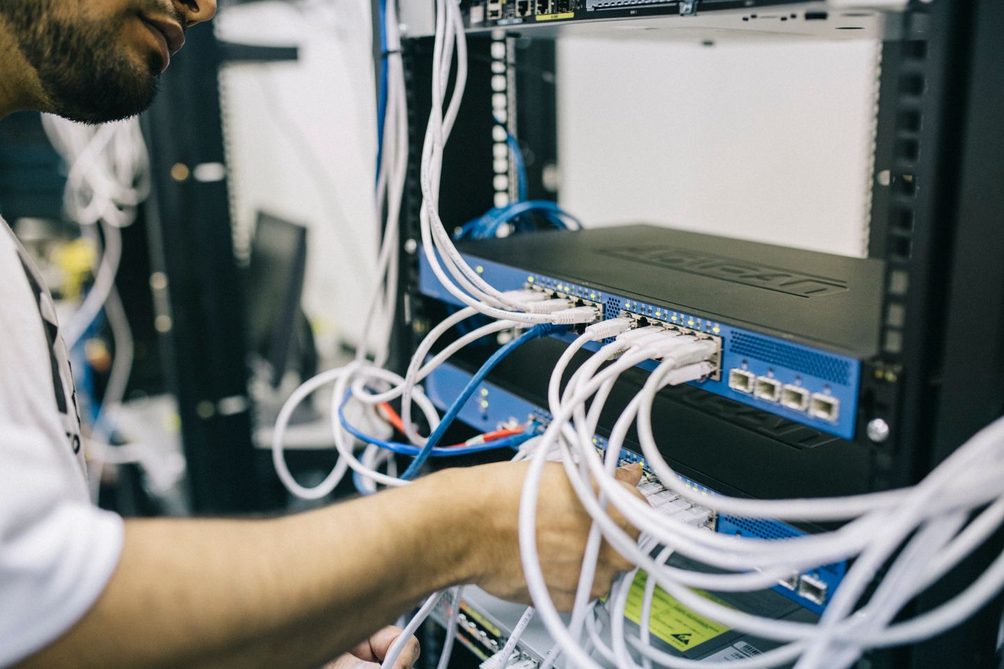 Techniker prüft Netzwerkkabel