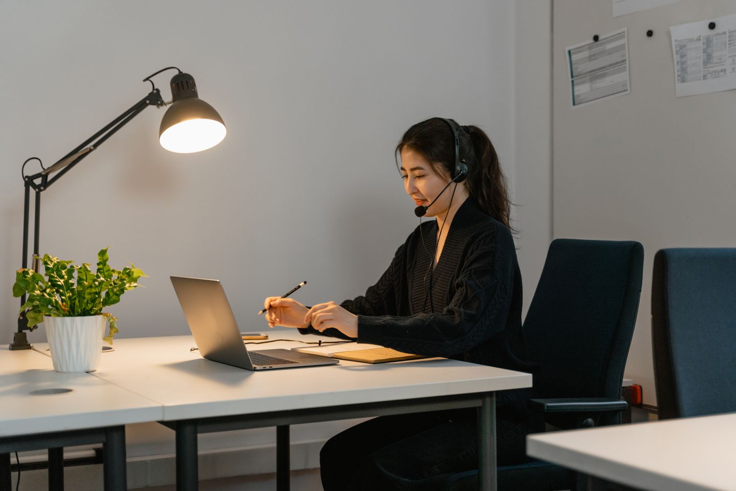 Supportmitarbeiterin mit Headset und Laptop
